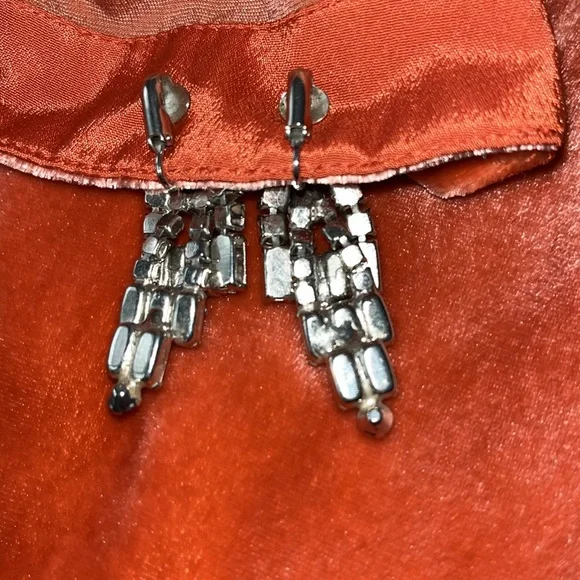 Vintage clip-on chandelier silver tone, rhinestone earrings. - Picture 3 of 4